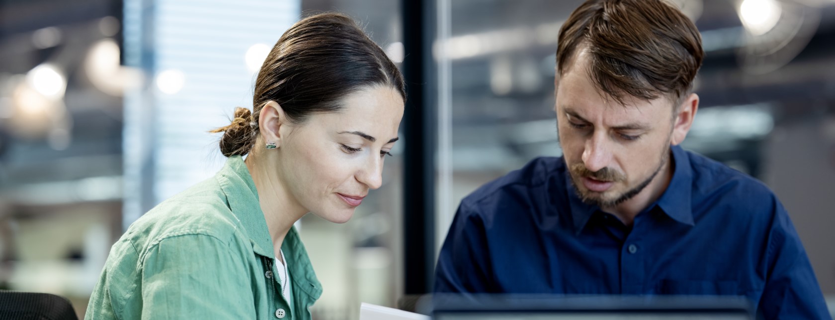 To personer som kigger på en computer