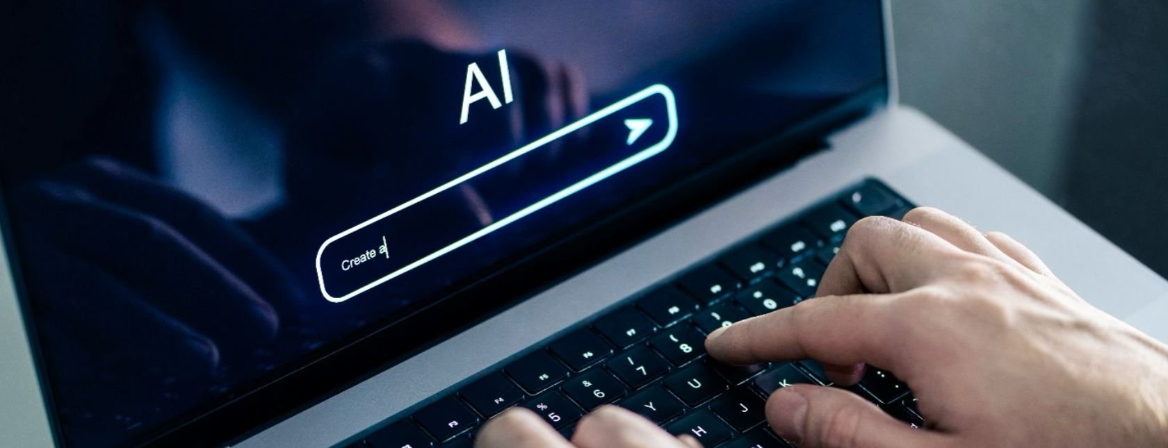 Mand bruger chatbot på sin bærbare computer