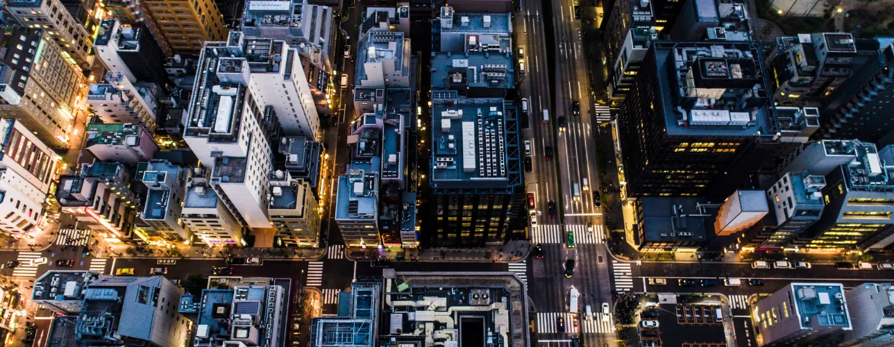 Luftfoto af byens natlige udsigt