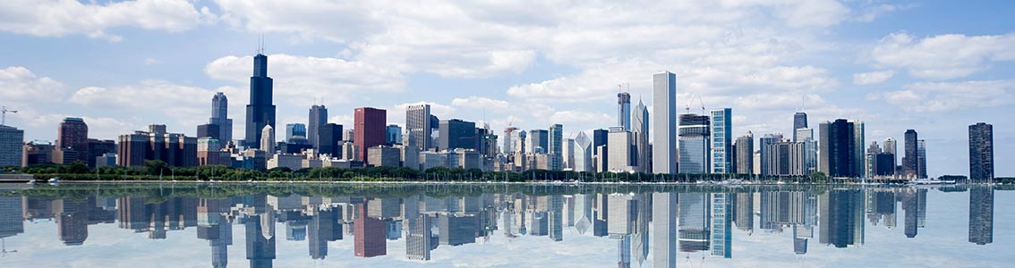 En by med reflektionen i vandet