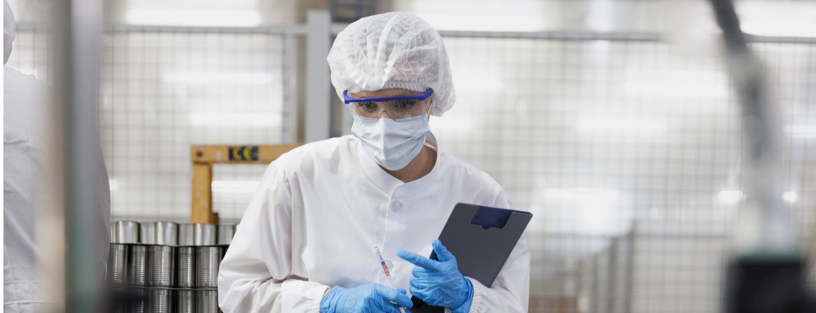 Inspektion af produktionslinjen i en fødevarefabrik