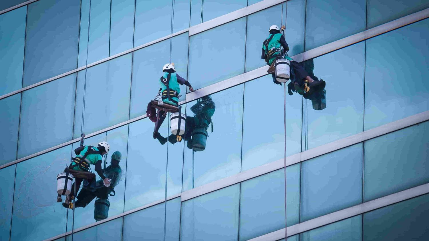 Gruppe af vinduesviskere på arbejde 