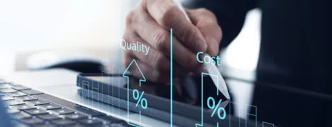 En mand arbejder på en tablet, og det er kvalitetskontrol forbedringer