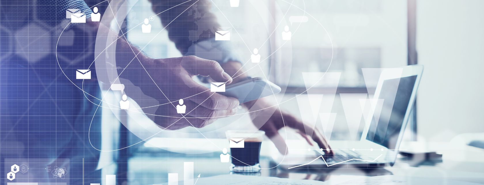 mand trykker på en laptop