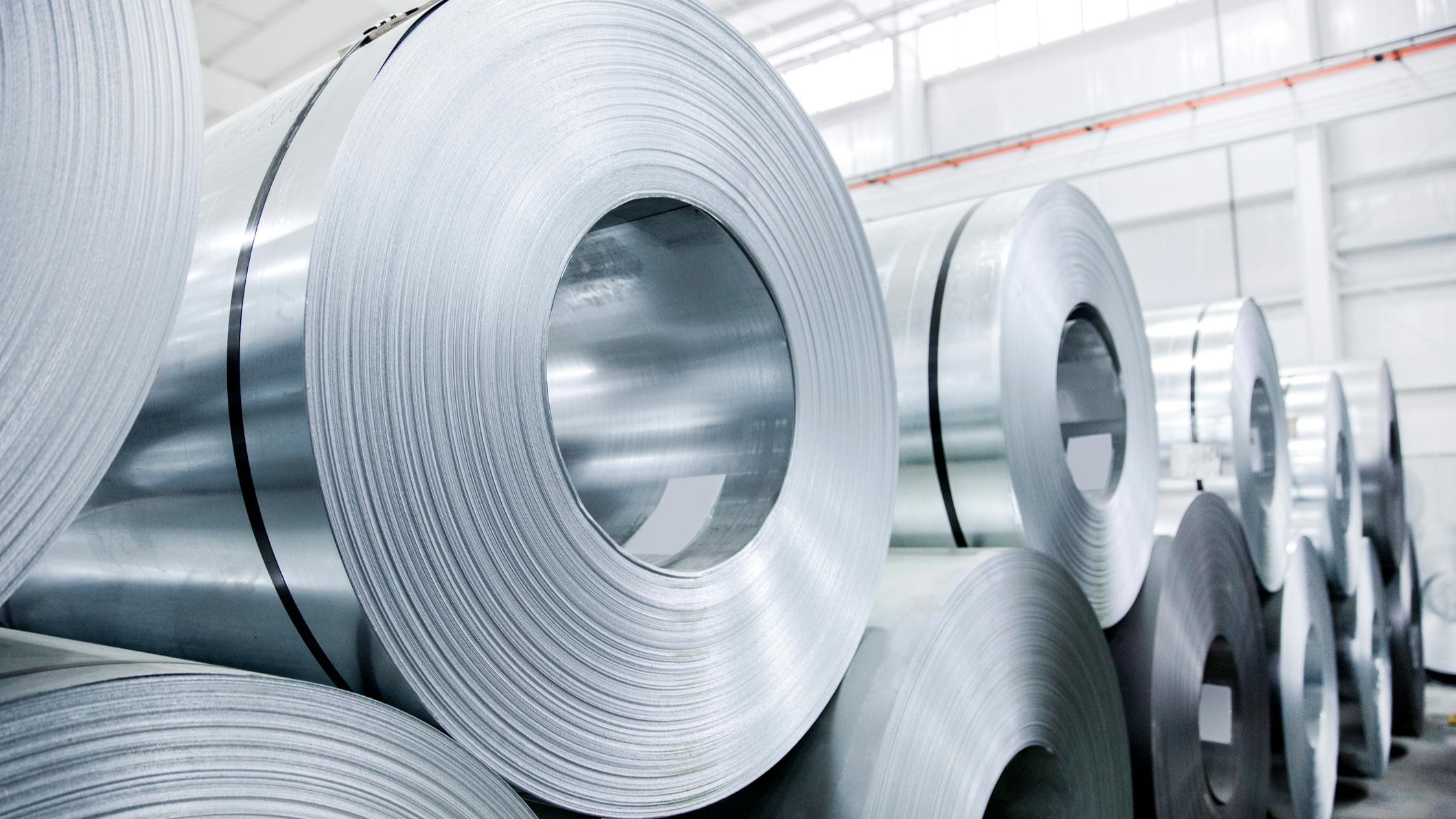 Flere sammenrullede metalplader af aluminium