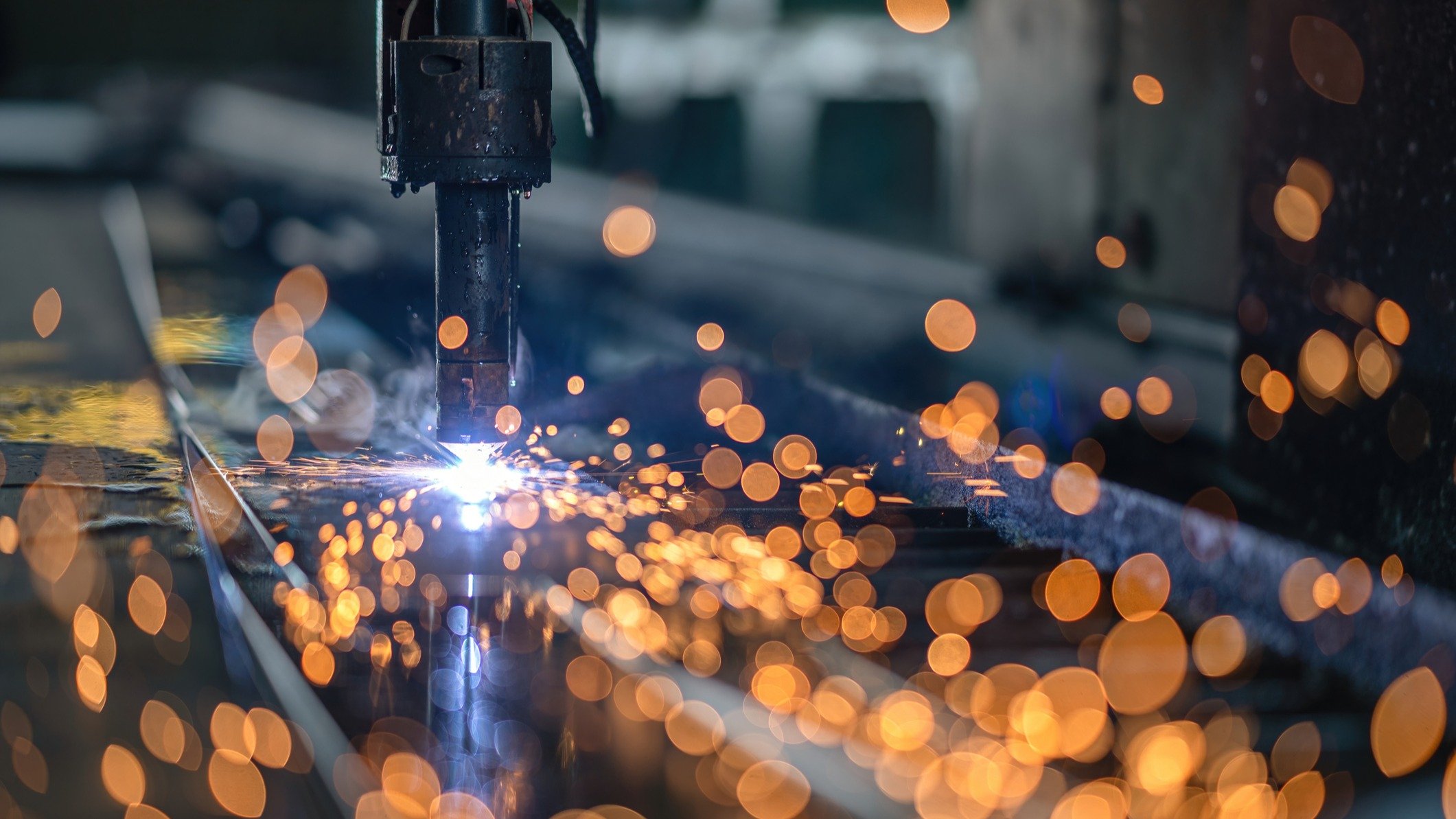 Skæring og svejsning af stålkonstruktioner hos en industriel producent