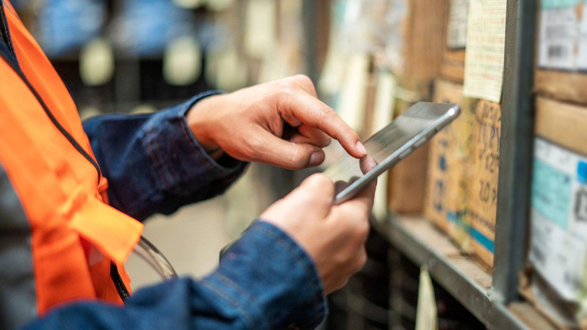 En medarbejder bruger en digital tablet på lageret