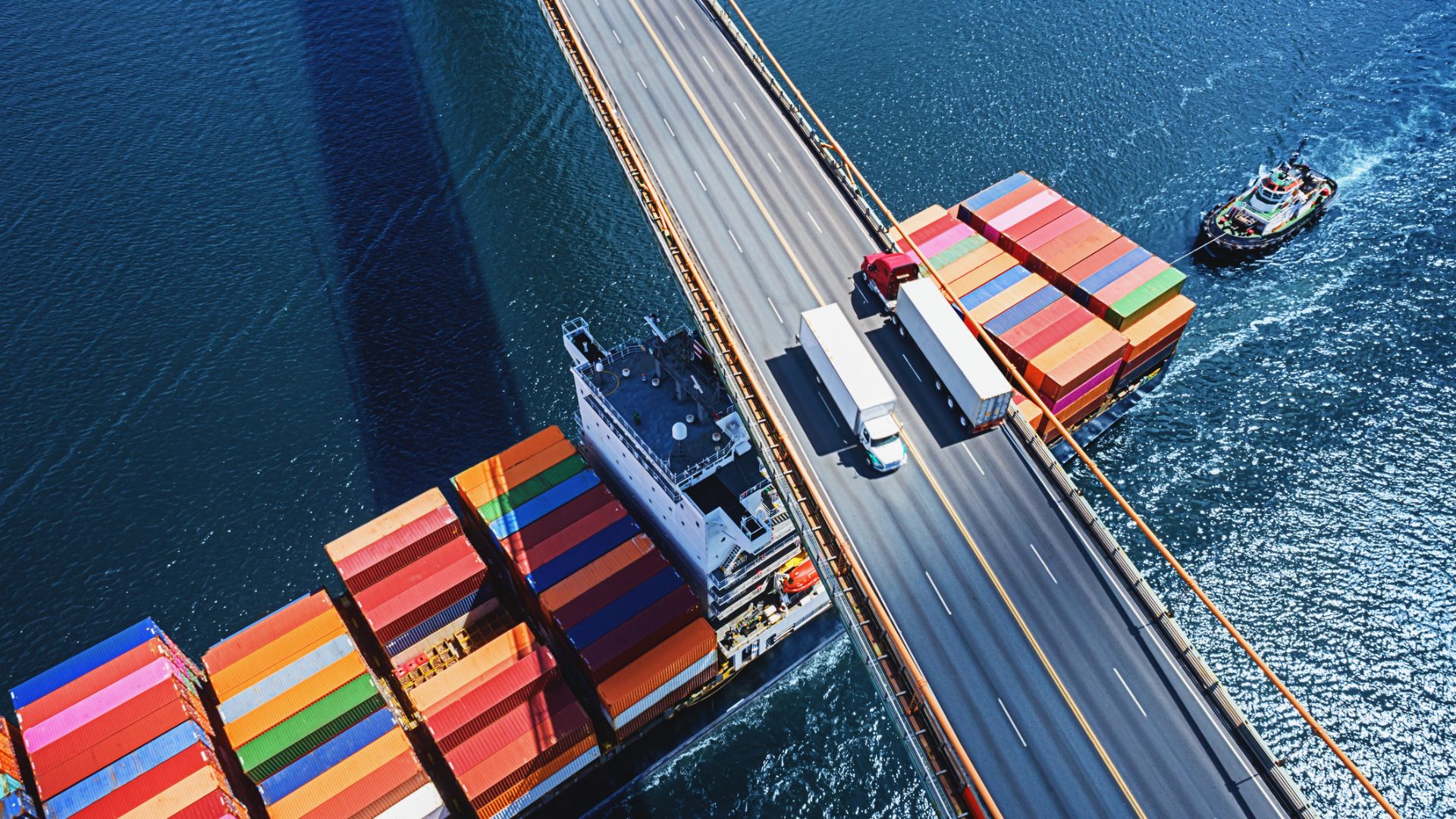Luftfoto taget fra en drone af et containerskib