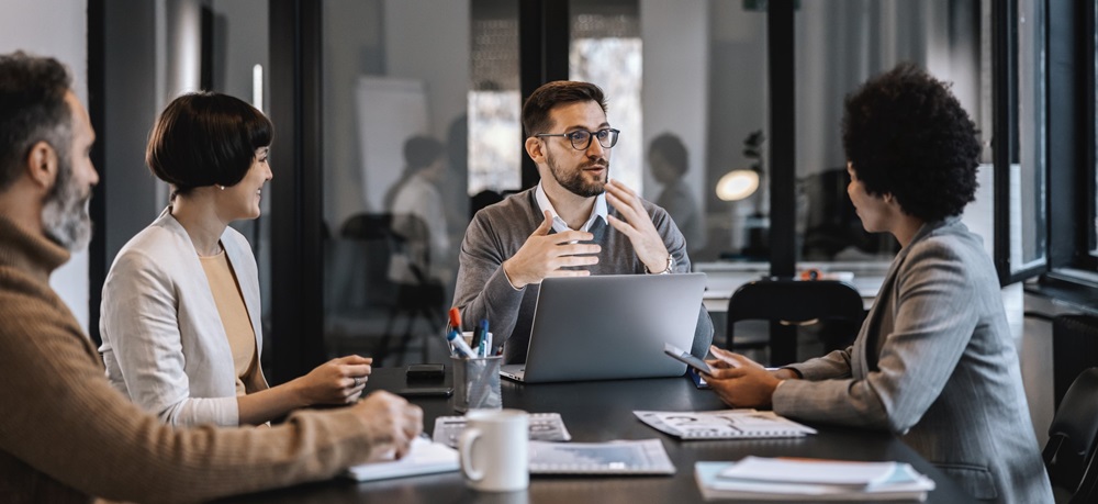 Kvinde som præsenterer