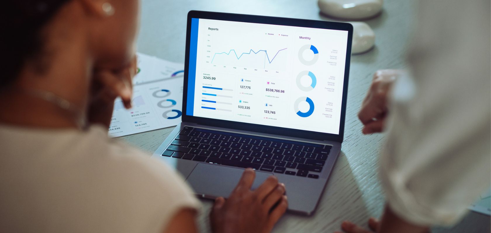 Kvinde kigger på et dashboard på laptop