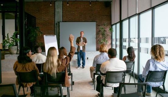 Kvinde som præsenterer