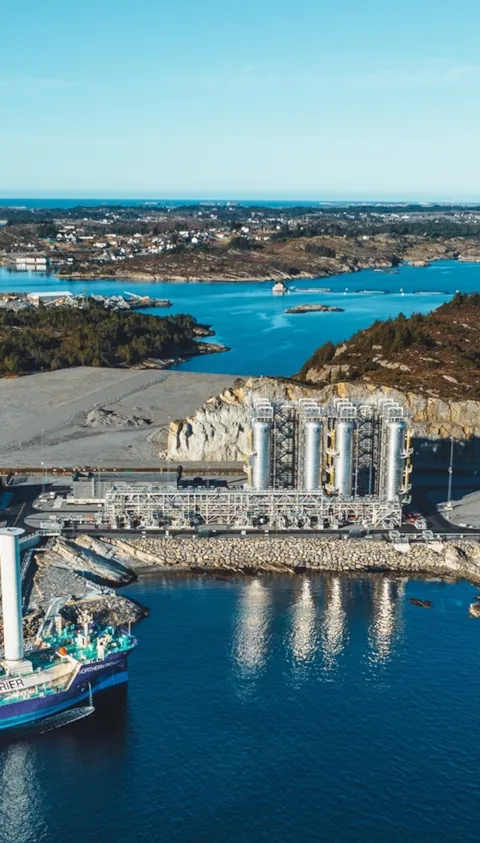 Northern Pioneer CO2-transportskib ved Northern Lights modtageterminal i Øygarden, Norge.