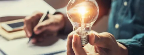 Forretningsregnskab og koncept for energibesparelser på kontoret