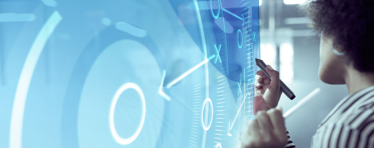 Kvinde foran en interaktiv skærm