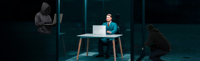 Mand ved computer i et mørkt lokale