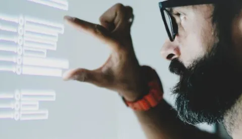 Hvordan griber virksomheder kunstig intelligens-udvikling an?